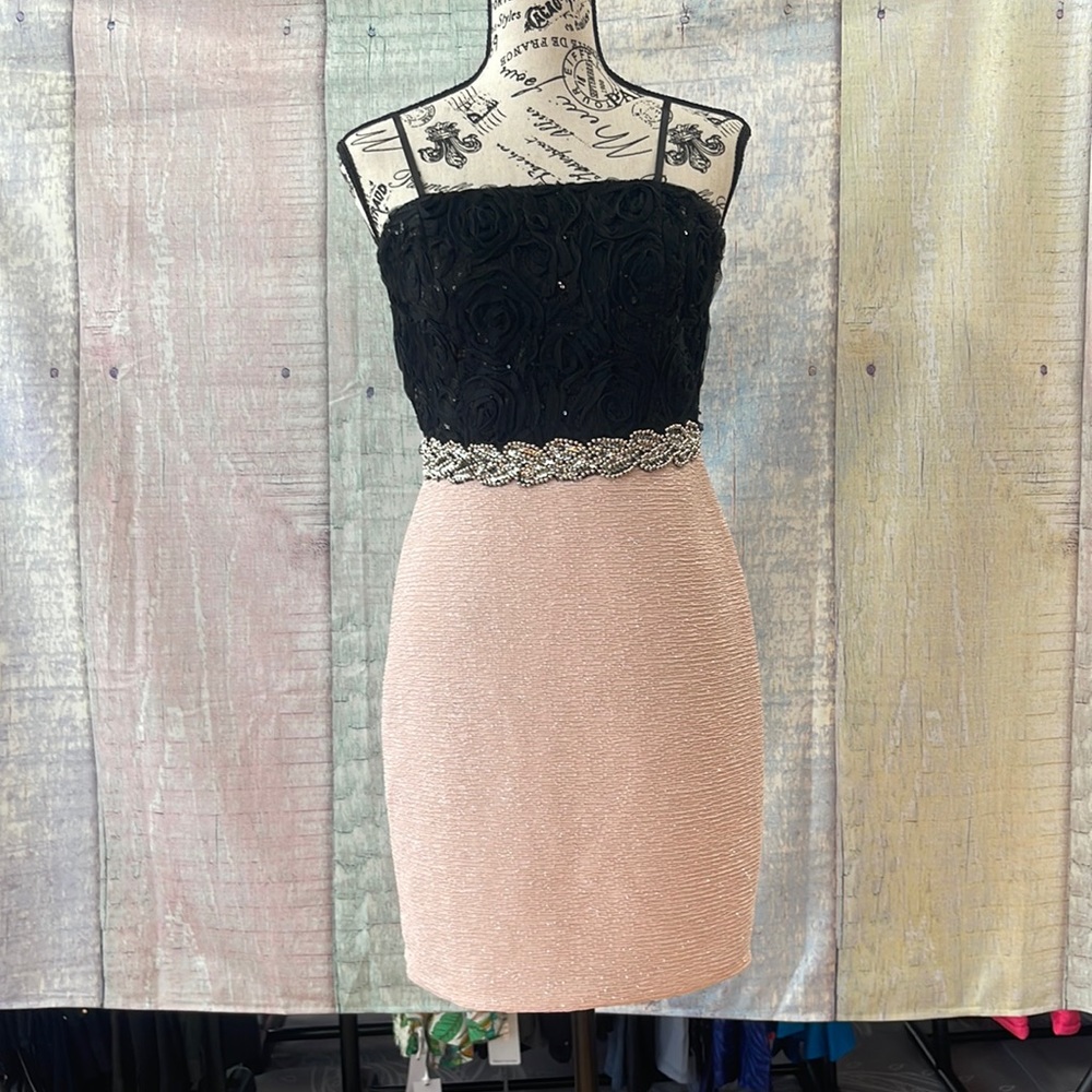 - In excellent condition Woman’s City Triangles dress. Size is 9.